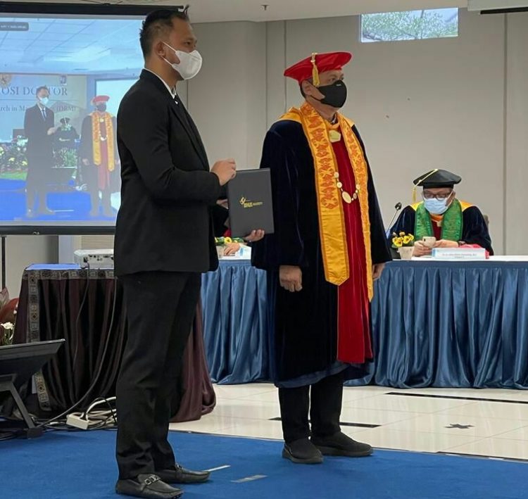 Dhiraj Kelly Sawlani Lulus Doktor Dengan Predikat Cumlaude