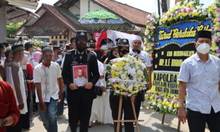 Polres Lebak Memberikan Penghormatan Terahir Kepada Almarhum AKP H. E. Kusroin