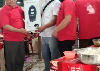 Sabayuti Gulo Dampingi Wakil Ketua DPD PDI Perjuangan Sumut Serahkan Lampu