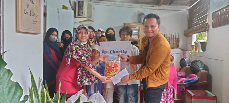 Komunikasi UMB Santunin Yatim Dan Bagikan Ratusan Paket Beras 