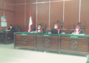 Ketua Hakim,  Hakim Anggota 1, Hakim Anggota 2 Tidak Menyadari Panitera Pengganti Tidak Menggunakan Masker