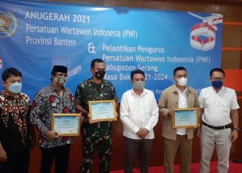 Kapten Inf Jakson Beay Raih Anugerah Dari PWI Banten