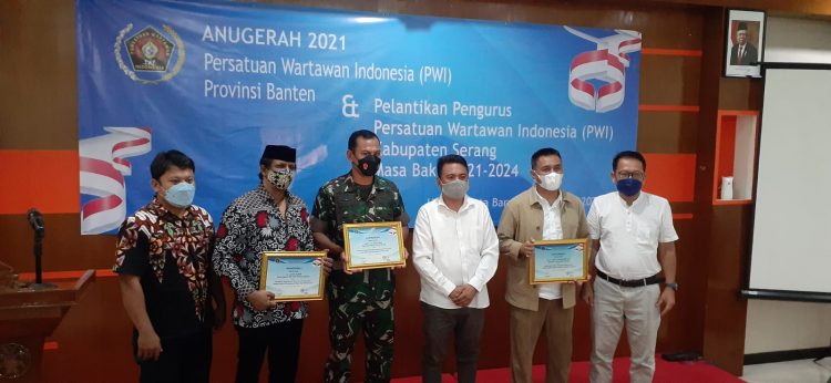 Kapten Inf Jakson Beay Raih Anugerah Dari PWI Banten