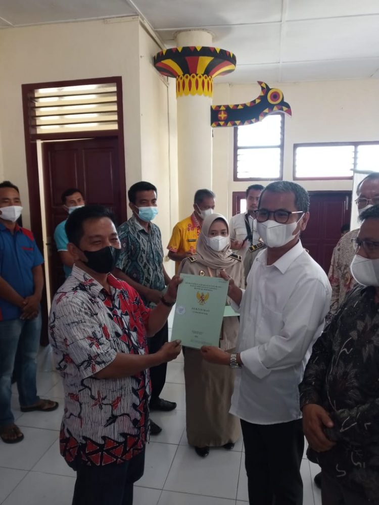 Bupati Nias Serahkan Sertifikat Tanah Untuk Rakyat Kabupaten Nias Secara Simbolis