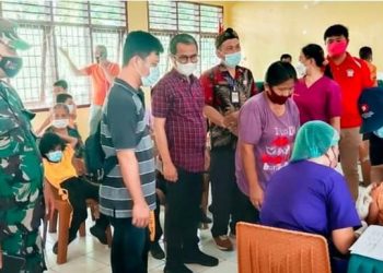 Pelaksanaan Vaksinasi Pelajar SD Di Kecamatan Hiliduho Lansung Di Pantau Bupati Nias