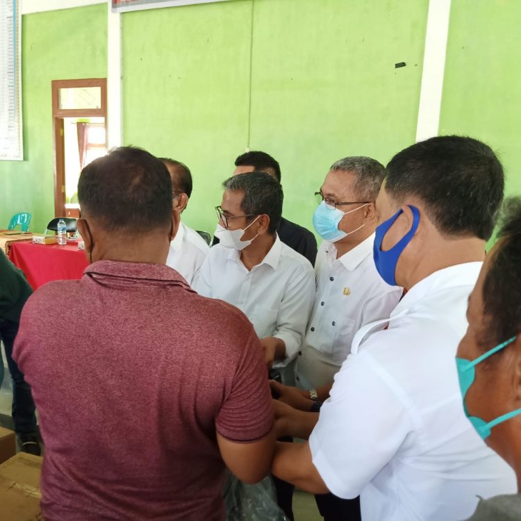 Bupati Nias Serahkan Mesin Perahu Kepada Masyarakat Nelayan