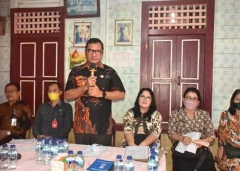 Wakil Bupati Nias Barat Melayat Dan Serahkan Santunan Duka Atas Meninggalnya Bōrōhuku Hia