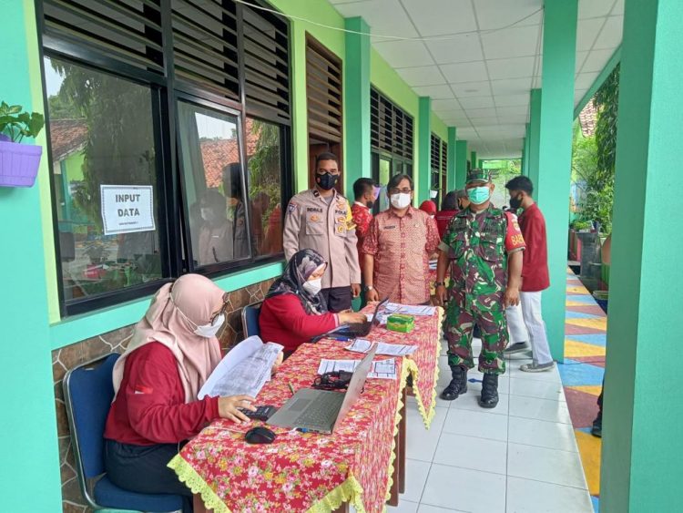 Polsek Pasar Kemis di SDN 1 Kuta Baru Laksanakan Vaksinasi Merdeka Anak Usia 6-11 Tahun
