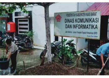 Dinas Kominfo Nias Barat Laksanakan Gotong Royong Kebersihan Lingkungan
