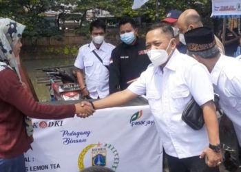 Dewan Usaha Kecil Menengah Jakbar Serahkan Gerobak ke Pedagang Pasar Kemiri Kembangan