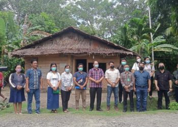Dinas Kesehatan Kab Nias Barat Melihat Kondisi Bezatulo Gulo Yang Sedang Sakit Di Desa Lasara Bagawu