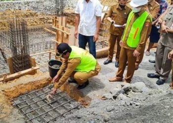 Bupati Nias Barat Letakan Batu Pertama Pada Pembangunan Tower Telkomsel di Desa Iraonogeba