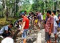Warga Desa Lōlōgolu Antusias Laksanakan Gotong-royong