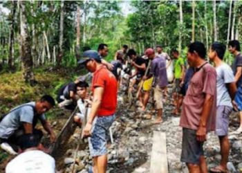 Warga Desa Lōlōgolu Antusias Laksanakan Gotong-royong