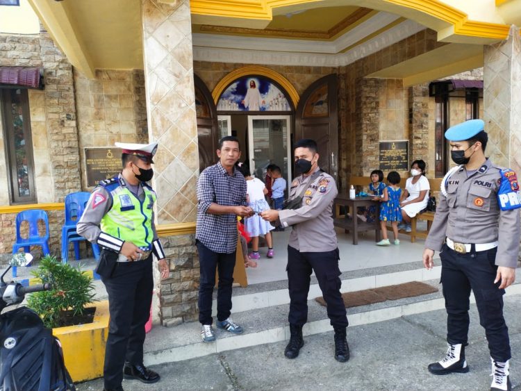 Polres Nias melaksanakan Patroli dan Pengamanan Kegiatan Ibadah di Gereja-Gereja
