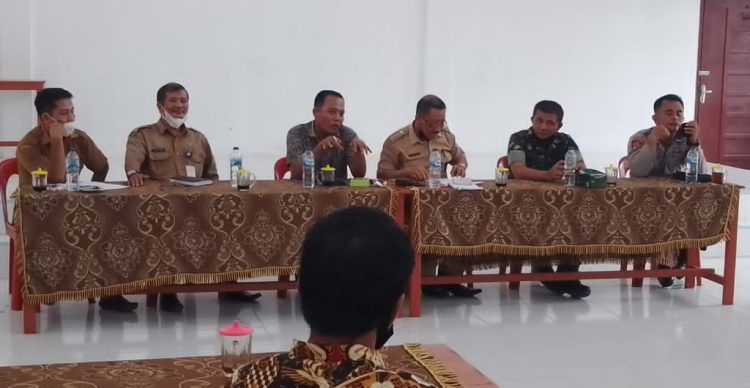 Camat Idanogawo Laksanakan Rapat Pembahasan Penanganan Bencana Banjir Dan Longsor Di Desa Laowo Hilimbaruzo