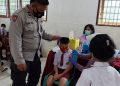 Bhabinkamtibmas Polres Nias melaksanakan Pengamanan Kegiatan Vaksinasi Covid-19 Dosis II terhadap Anak