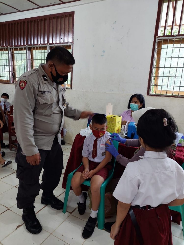 Bhabinkamtibmas Polres Nias melaksanakan Pengamanan Kegiatan Vaksinasi Covid-19 Dosis II terhadap Anak