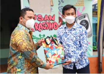 Sebagai kado ulang tahun kota Tangerang ke 29 Warga RW. 05 launching Taman Bacan Masyarakat