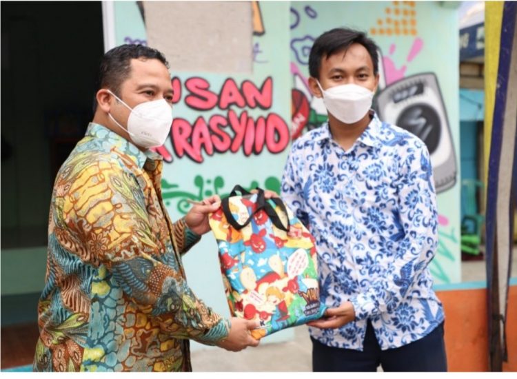 Sebagai kado ulang tahun kota Tangerang ke 29 Warga RW. 05 launching Taman Bacan Masyarakat
