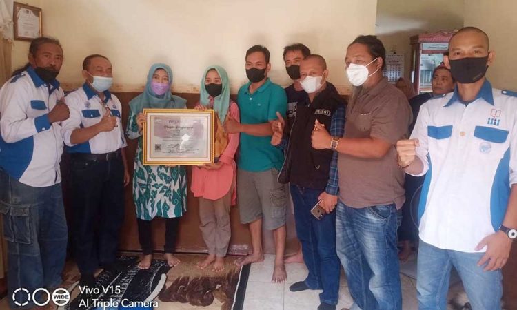 PPWI Cirebon Sampaikan Piagam Penghargaan ke Korban Kriminalisasi Aparat Hukum, Nurhayati