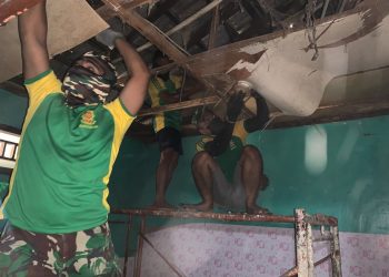KOSTRAD PEDULI, BATALYON ARHANUD 1 ,BERAKSI KESULITAN MASYARAKAT TERATASI. REHAB RUMAH TAK LAYAK HUNI”