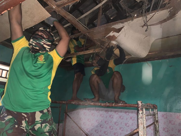 KOSTRAD PEDULI, BATALYON ARHANUD 1 ,BERAKSI KESULITAN MASYARAKAT TERATASI. REHAB RUMAH TAK LAYAK HUNI”