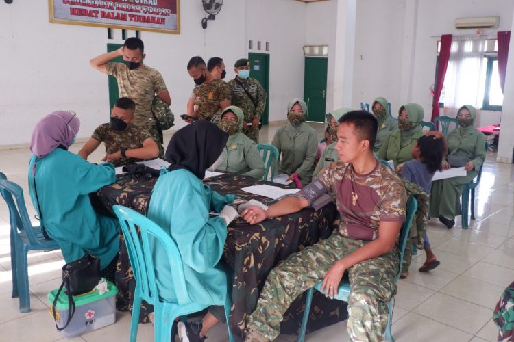 SAMBUT HUT KOSTRAD KE-61, PRAJURIT YONARHANUD 1 KOSTRAD LAKSANAKAN DONOR DARAH”