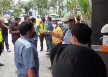 Tiga surat warga villaggio citra raya tidak dibalas, warga datang kekantor