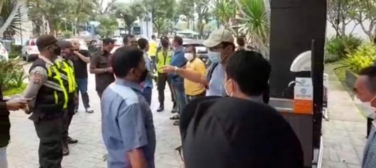 Tiga surat warga villaggio citra raya tidak dibalas, warga datang kekantor