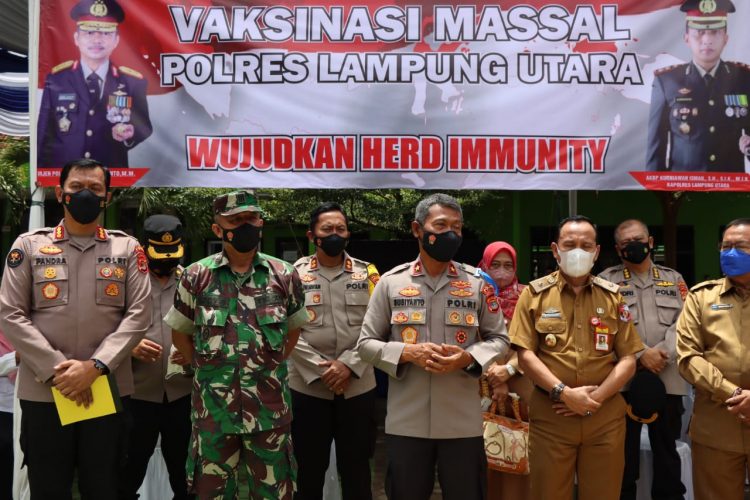 Waka Polda Lampung, Beserta Forkopimda Gelar vaksinasi serentak di Lampung Utara