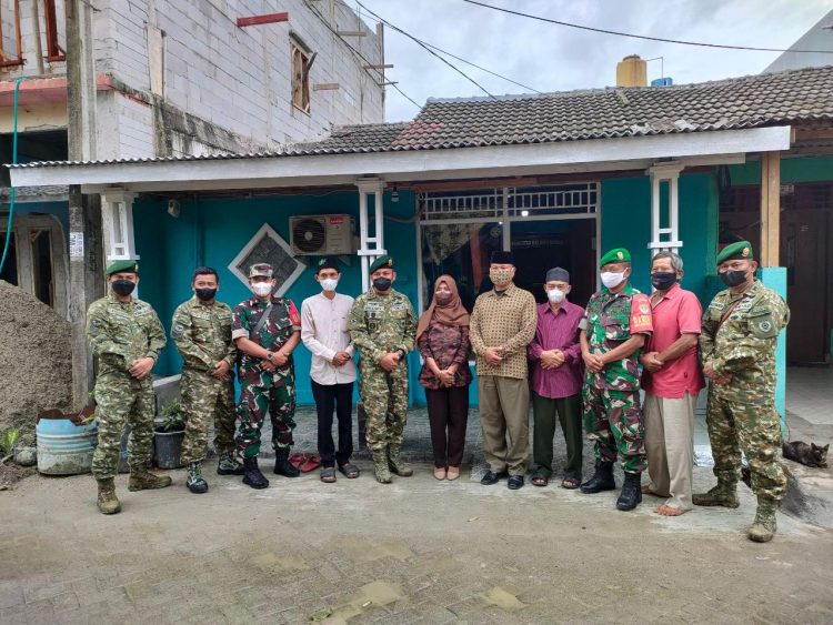 PEMBAGIAN SEMBAKO DALAM RANGKA HUT KOSTRAD KE – 61, WUJUD KEPEDULIAN PRAJURIT YONARHANUD 1/PBC/1 KOSTRAD TERHADAP MASYARAKAT TIGARAKSA