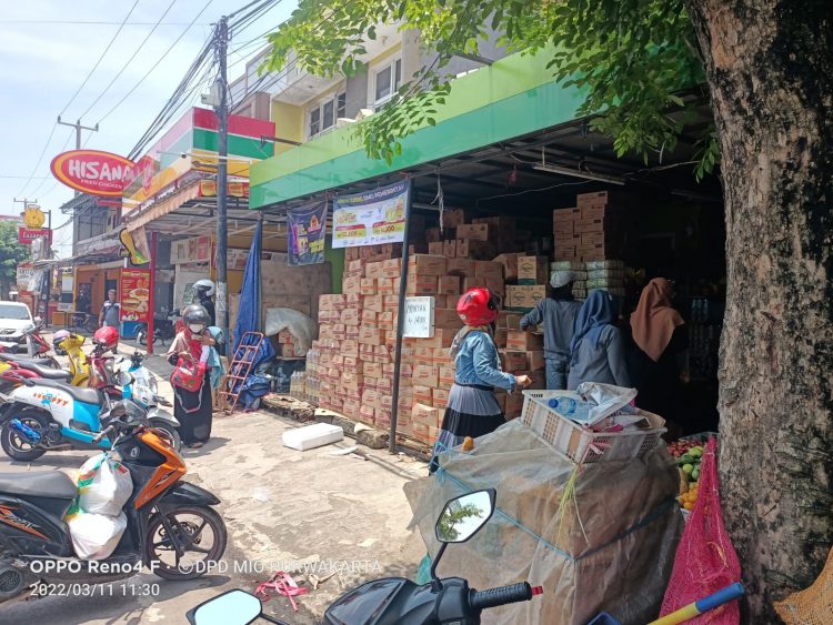 Toko Rohmat Dua Sediakan Minyak Goreng Seharga 14 Ribu Rupiah Untuk Masyarakat Umum