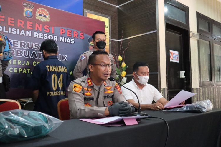 Polres Nias Press Release penangkapan terduga pelaku pembunuhan di Desa Saitagaramba Kab. Nias
