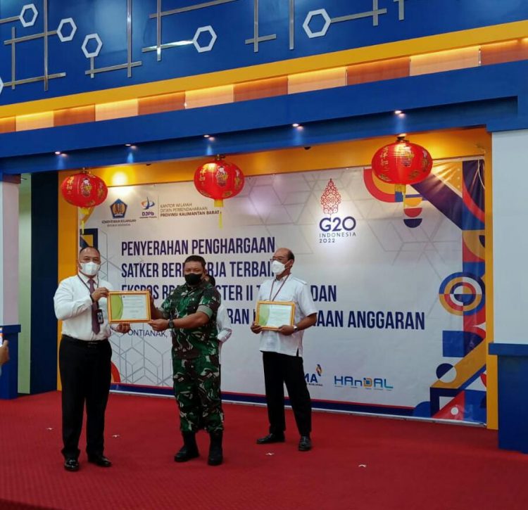 Korem 121/Abw Dapat Dua penghargaan Terbaik Se-Kalbar. kategori Satker Dengan Pagu di Atas 100 Milyar