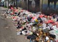 Sebar Bau Busuk Warga Keluhkan Tumpukan Sampah dijalan Raya Sewan Mekarsari