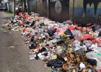 Sebar Bau Busuk Warga Keluhkan Tumpukan Sampah dijalan Raya Sewan Mekarsari