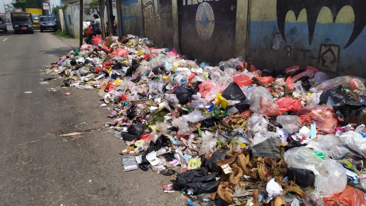 Sebar Bau Busuk Warga Keluhkan Tumpukan Sampah dijalan Raya Sewan Mekarsari