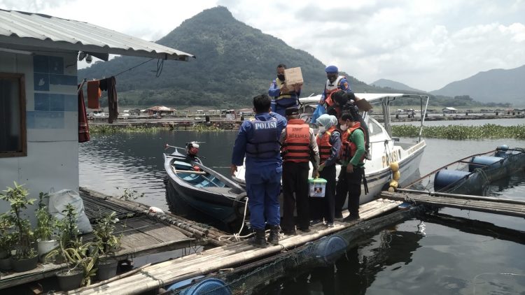 Satpolair Polres Purwakarta Gelar Vaksinsi di Tengah Waduk Jatiluhur