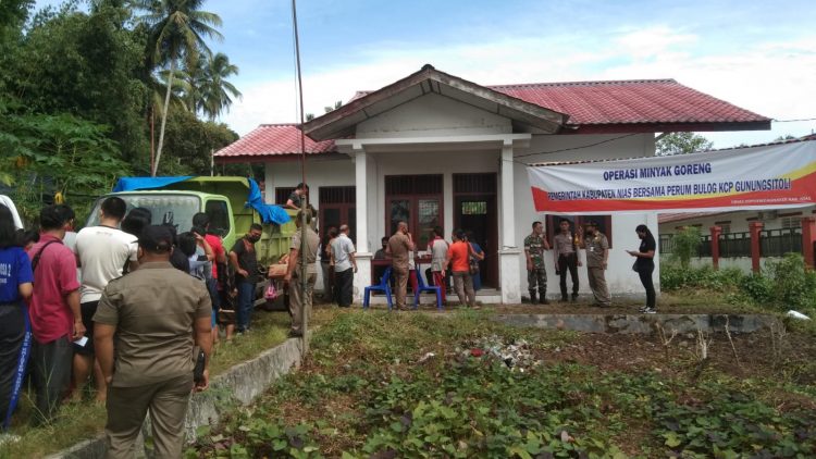 Pemkab Nias Laksanakan Operasi Pasar Minyak Goreng Bersama Perum Bulog KCP Gunungsitoli