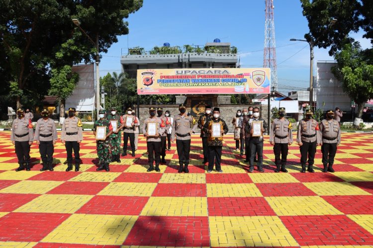 Kapolres Purwakarta Berikan Penghargaan Kepada Kecamatan Dengan Capaian Vaksinasi Tertinggi