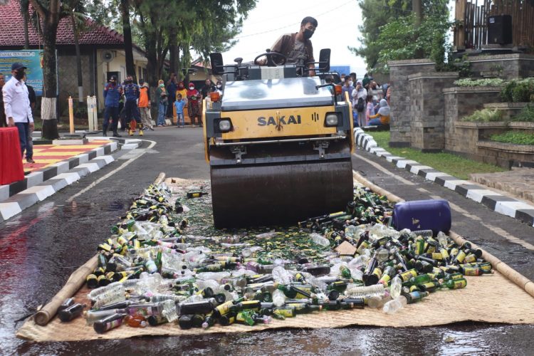 Polres Purwakarta Musnahkan Ribuan Botol Miras Jelang Ramadhan