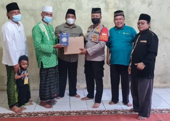 Polsek Cibatu Polres Purwakarta,Serahkan Bantuan Al’quran Kepada Pondok Pesantren Al Muayyad