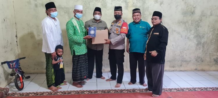 Polsek Cibatu Polres Purwakarta,Serahkan Bantuan Al’quran Kepada Pondok Pesantren Al Muayyad