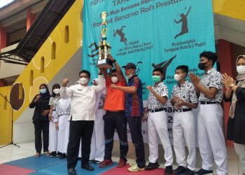 Pembagian Piala KOSN Tingkat Kota Di SMAN 7 Kota Tangsel berjalan Dengan lancar”