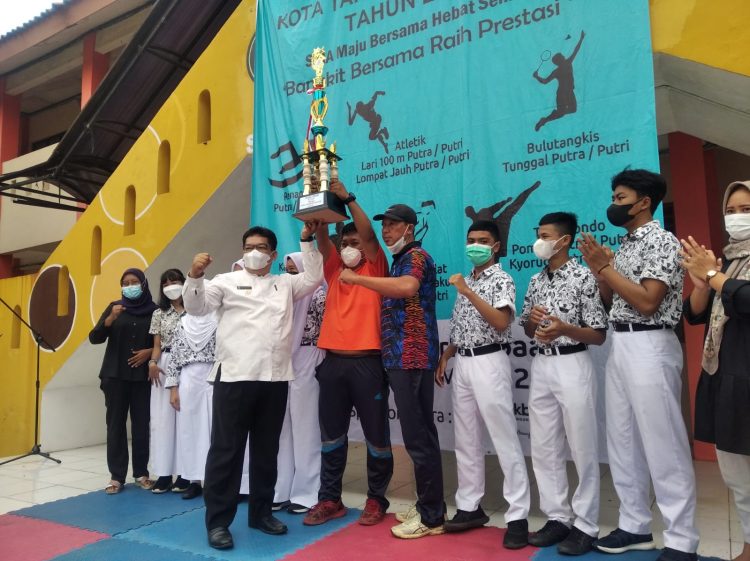 Pembagian Piala KOSN Tingkat Kota Di SMAN 7 Kota Tangsel berjalan Dengan lancar”
