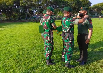SANDANG PANGKAT BARU, 25 PRAJURIT YONARHANUD 1 KOSTRAD LAKSANAKAN UPACARA TRADISI KORP NAIK PANGKAT