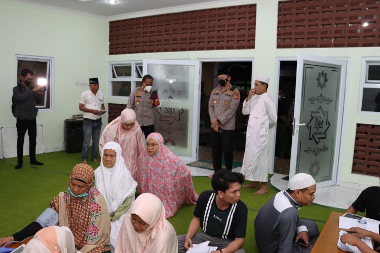 Polres Purwakarta Gelar Vaksinsi di Mesjid Usai Tarawih