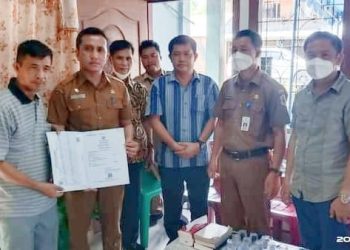 Pemkab Nias Serahkan Akta Kematian Kepada Keluarga Duka di Desa Lasara Idanonoi