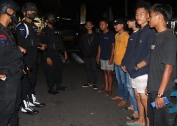 PATROLI MALAM SATBRIMOB POLDA BANTEN UNTUK MENCEGAH AKSI KEJAHATAN